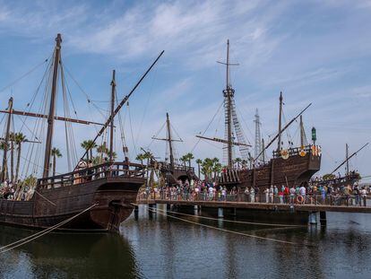 Visitantes del Muelle de las Carabelas, ubicado en el paraje de La Rábida, en Palos de la Frontera (Huelva), unos de los lugares de celebración del 529 aniversario de la llegada de la primera expedición de Cristóbal Colón a América.