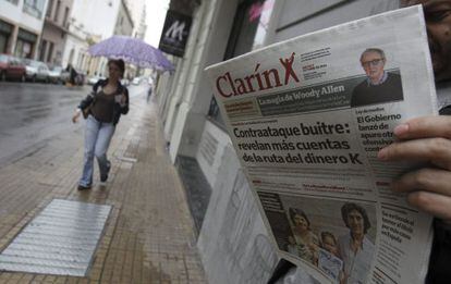 Un hombre lee el diario Clar&iacute;n hoy en el centro de Buenos Aires.