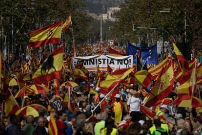 Miles de personas han acudido este domingo a la manifestación organizada por Sociedad Civil Catalana en Barcelona contra una posible amnistía a los encausados por el 'procés'.