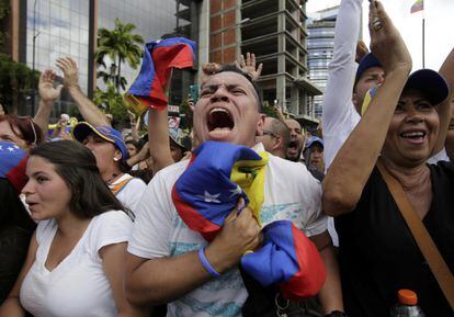 Un seguidor de Juan Guaidó muestra su alegría durante la declaración de este como presidente interino de Venezuela.