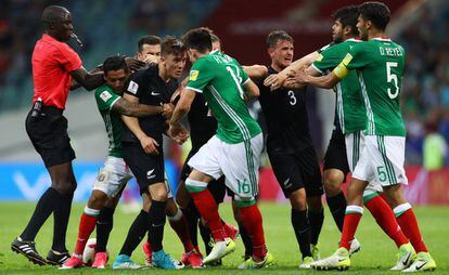 Los futbolistas de Nueva Zelanda se enfrentan a los mexicanos