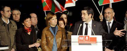 Patxi López, acompañado por la secretaria de Organización del PSOE Leire Pajín  otros dirigentes socialistas, durante su discurso en Portugalete.