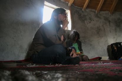 Byler conversa en casa de una familia musulmana cerca de Kashgar (Xinjiang) en 2010.