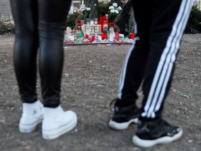 Dos jóvenes frente a un altar en memoria del menor de 15 años fallecido en la calle de Atocha como consecuencia de una pelea entre pandilleros.