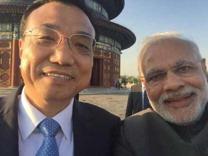 Li Keqiang posa junto a Narendra Modi, en un selfie.