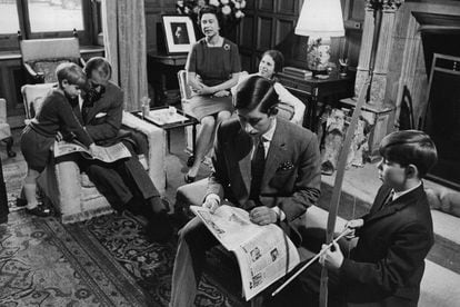 En casa, como una familia común, el príncipe lee el periódico. 