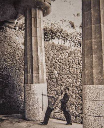 Dalí mostrando la inclinación de las columnas del Parc Güell, en una fotografía de autor desconocido.