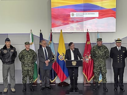 El presidente de Colombia Gustavo Petro (al centro), y su ministro de Defensa, Iván Velásquez (a la izquierda de Petro), durante el nombramiento de la nueva cúpula militar, el 12 de agosto de 2022, en Bogotá.