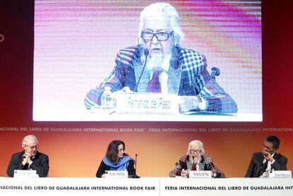 Los escritores Gonzalo Celorio, Rosa Beltrán, Fernando del Paso y Élmer Mendoza participan durante el homenaje a Juan Rulfo.