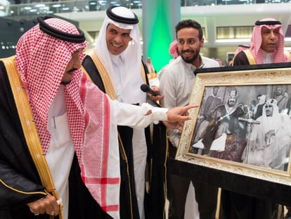 Salmán bin Abdulaziz, rey de Arabia Saudí, señala una foto en la que está acompañado por Abdalá bin Abdulaziz, su hermano fallecido en 2015, rey hasta su muerte y quien acordó la construcción del AVE de Medina a La Meca en 2009.