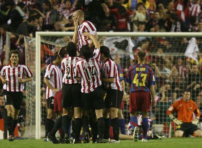 Los jugadores del Athletic aúpan a Felipe tras marcar el segundo gol ante el Barça en 2006.