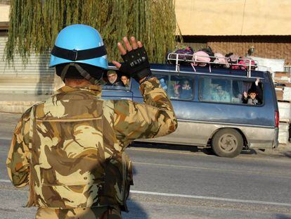 Un soldado de Unifil saluda a un autob&uacute;s escolar en Adaisseh, al sur de L&iacute;bano, en diciembre. 