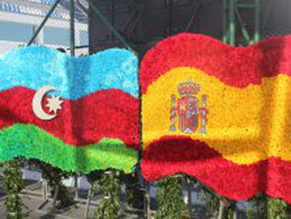 Banderas de Azerbaiy&aacute;n y Espa&ntilde;a durante la visita del Atl&eacute;tico de Madrid.