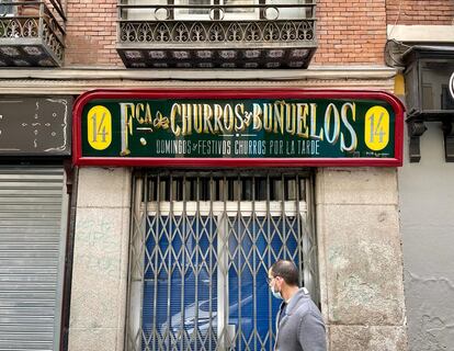 El rótulo de la Fábrica de Churros y Buñuelos, en la calle de Santa Teresa.