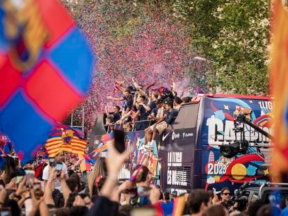 Los jugadores del Barcelona celebran el título de Liga por las calles de la capital catalana.