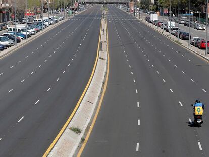 Un repartidor de comida, único vehículo por una avenida principal de Valencia este domingo.