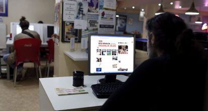 Un hombre navega por internet en un cibercafé en Estambul, Turquía.