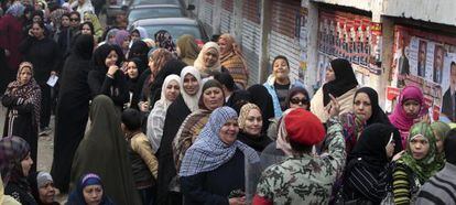 Decenas de mujeres esperan para votar en el distrito de Giza.