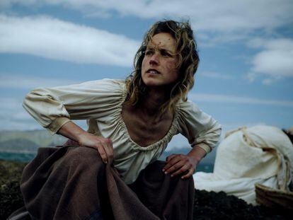 Mujeres huyendo de los corsarios sarracenos, en una recreación de la serie 'Piratas en Baleares'.