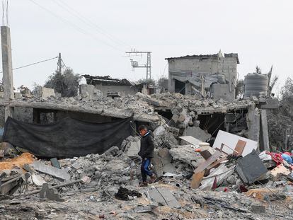 Un menor pasa frente a los escombros de una casa destruida por un misil en Gaza.
