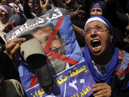 Las mujeres se sumaban a la protesta contra Morsi en la plaza de Tahrir de El Cairo. En este caso, con un zapato incluído, símbolo de rechazo en los países musulmanes.