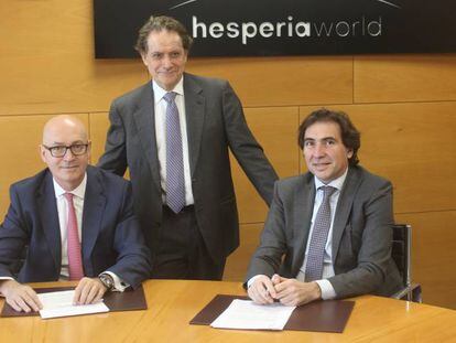 De izquierda a derecha, Jesús Nuño de la Rosa, nuevo asesor senior de Hesperia; José Antonio Castro, presidente de Hesperia, y Jordi Ferrer, consejero delegado de Hesperia.