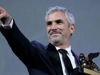 Alfonso Cuarón, con el León de Oro en la mano.