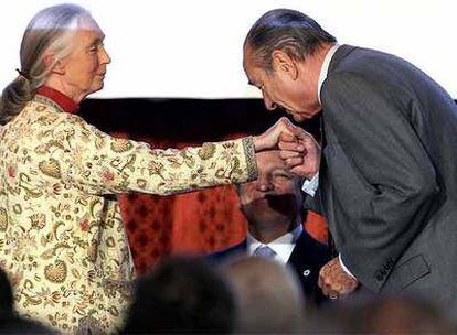 El presidente francés, Jacques Chirac, besa la mano a la etóloga y conservacionista británica Jane Goodall.