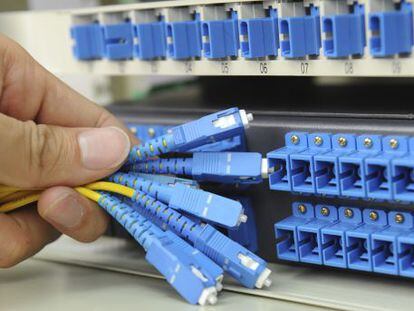 Cables y servidores para fibra &oacute;ptica