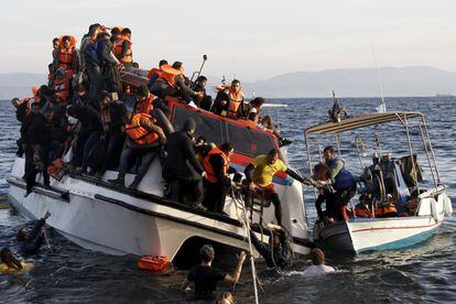 Un barco griego rescata a inmigrantes y refugiados del barco en el que viajaban, que naufragó frente a la isla de Lesbos (Grecia).