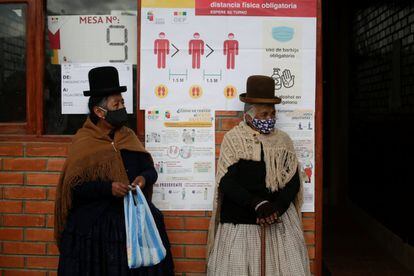 Dos mujeres esperan para votar en un colegio electoral en La Paz.