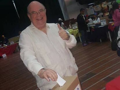 El diputado opositor Antonio Ecarri durante una votación en Venezuela.