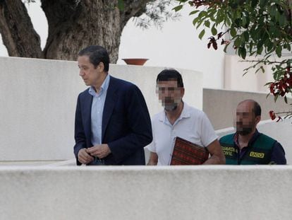 Zaplana asiste al registro en su chalet de Benidorm tras ser detenido.