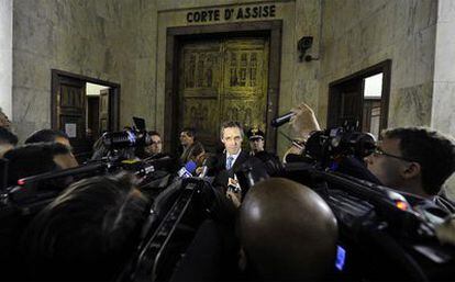 Niccolo Ghedini, abogado de Silvio Berlusconi, se dirige a los medios durante el juicio en Milán por el 'caso Mediaset'. El primer ministro italiano, acusado de fraude fiscal por inflar los derechos de películas extranjeras para evadir impuestos, no se presentó a la vista y fue declarado en rebeldía por el Tribunal.