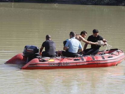 Un grupo especializado de los GEO busca en el Guadalquivir, ayer, a los dos menores desaparecidos en C&oacute;rdoba.