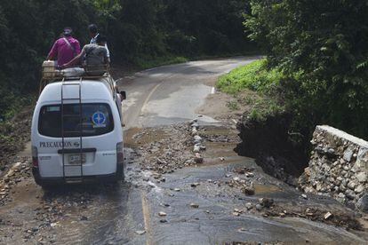 Una furgoneta transporta a varias personas en carreteras rurales de Guerrero.