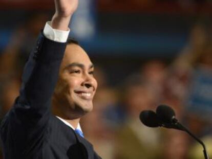 El alcalde de San Antonio, Texas, Juli&aacute;n Castro, saluda tras pronunciar un discurso este martes.