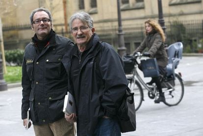 Mikel Azurmendi, a la derecha, junto a Aitor Aurrekoetxea, a la entrada del centro Koldo Mitxelena, en San Sebastián en  2019.