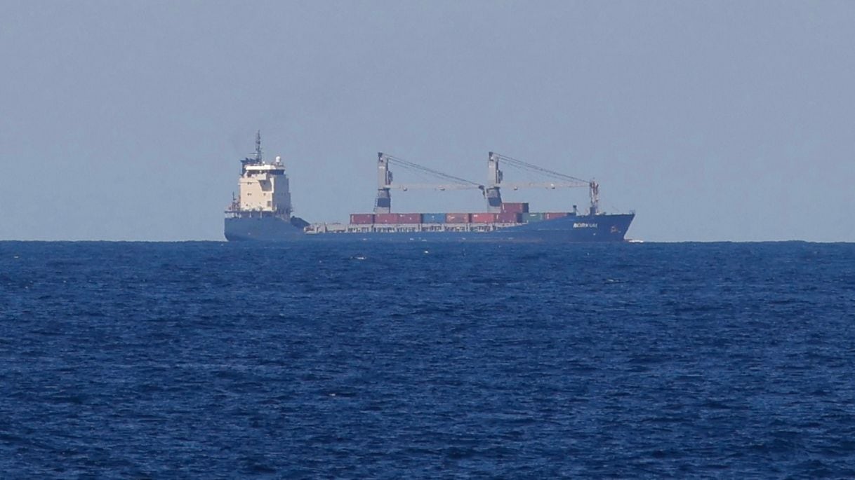 El buque Borkum llegando al puerto de Cartagena, a 16 de mayo de 2024, en Cartagena, Región de Murcia (España). El Ministerio de Transportes afirmó ayer, que el buque Borkum que ha llegado esta mañana a Cartagena, no se dirige "en ningún caso" a Israel, según la información que consta en la documentación del carguero, y que su carga tiene como destino la República Checa. El Sector del Mar de la Federación de Servicios a la Ciudadanía de CCOO de la Región de Murcia solicitó la inspección y la inmovilización del carguero por la sospecha de que carga armas que se dirigen a Israel. La Red Solidaria Contra la Ocupación Palestina (Rescop) denunció el pasado martes la llegada al puerto de Cartagena del buque y desde entonces, se han producido protestas de organizaciones propalestinas.
16 MAYO 2024;BUQUE BORKUM;SOSPECHAS;ARMAS;ISRAEL;CARTAGENA
M.c / Europa Press
16/05/2024