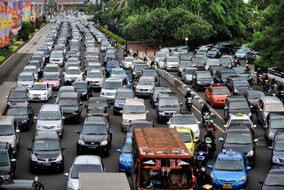 Atasco de tráfico en una de las principales calles de Yakarta.