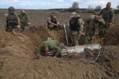 Ukrainian military sappers prepare to deactivate unguided missiles found at a site of a Russian Mi-8 helicopter crash near the village of Havronshchyna in Kyiv region, Ukraine April 27, 2022.  REUTERS/Mykola Tymchenko