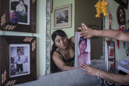 Mercedes Zambrano con la foto de su hermana Lili, asesinada por su pareja en 2008 en Jujuy, Argentina.