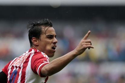 Omar Bravo celebra un gol ante el América.