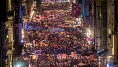 Miles de personas se manifiestan por una de las principales avenidas de Estambul (Turquía), este jueves.