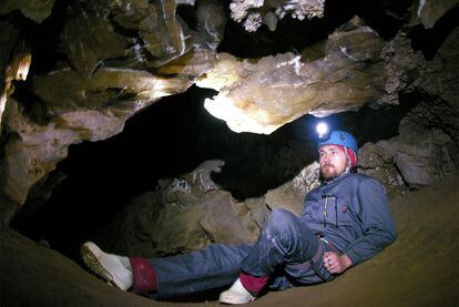 Un espeleólogo en las minas romanas halladas en Sorbas.