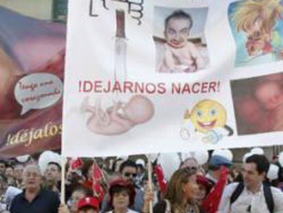 Algunos de los manifestantes en la protesta contra el aborto que se celebra en Madrid