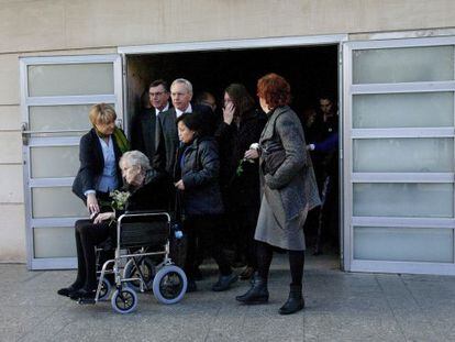 La viuda de Mois&egrave;s Broggi, junto a alguno de sus hijos y otros familiares, a la salida del funeral de su marido, ayer en Barcelona. 
