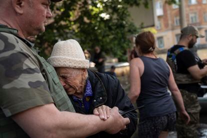 Una anciana llora tras ser evacuada en la ciudad de Jersón, este miércoles. 