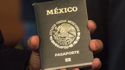 Un ciudadano sostiene un pasaporte mexicano, en una fotografía de archivo.
