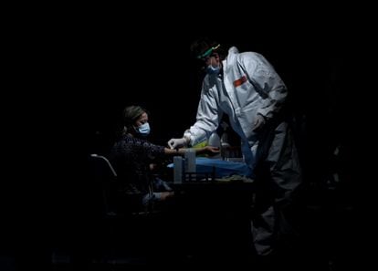 Un sanitario saca sangre a una mujer para un test de anticuerpos en el Centro de las Artes Auditorium Municipal de Arroyomolinos, Madrid (España), el 7 de septiembre.